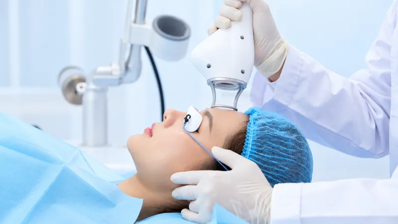 Laser Fractional CO2 sử dụng tia laser CO2 chiếu l&ecirc;n da dưới dạng vi ph&acirc;n đốt ch&aacute;y c&aacute;c tế b&agrave;o hư tổn