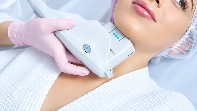 Làm Ultherapy nọng hàm có gây cảm giác ê buốt và châm chích nhẹ